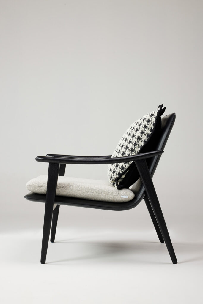 onyx chair_10 등받이와 좌판이 자연스럽게 연결된 일체형 구조 체어