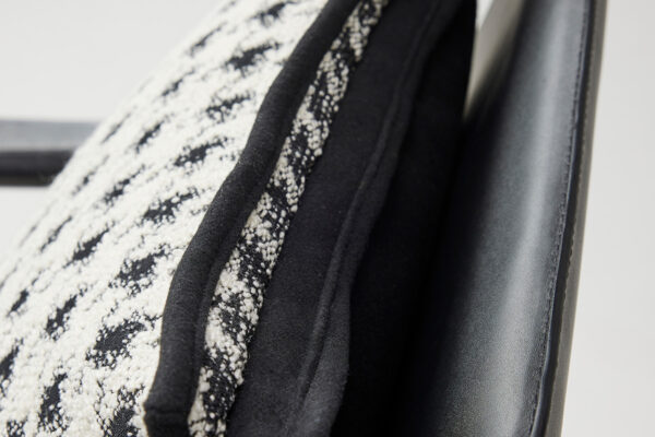 등받이와 좌판이 자연스럽게 연결된 일체형 구조 체어