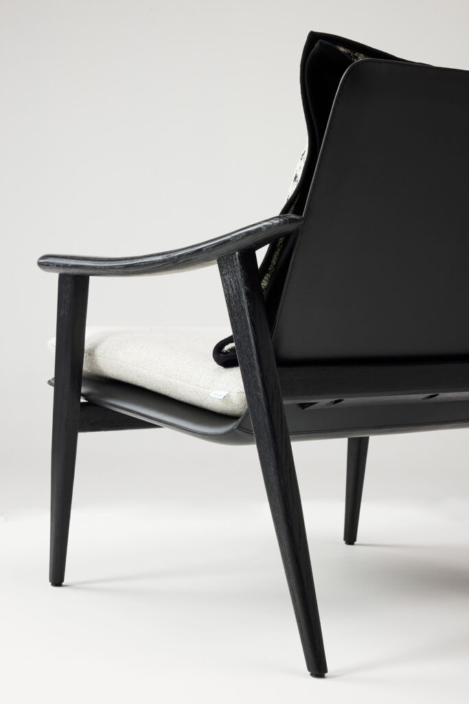 onyx chair_12 등받이와 좌판이 자연스럽게 연결된 일체형 구조 체어