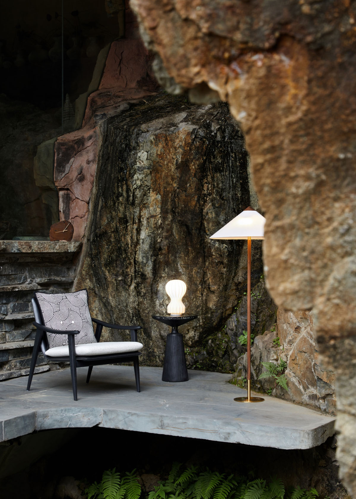 등받이와 좌판이 자연스럽게 연결된 일체형 구조 체어