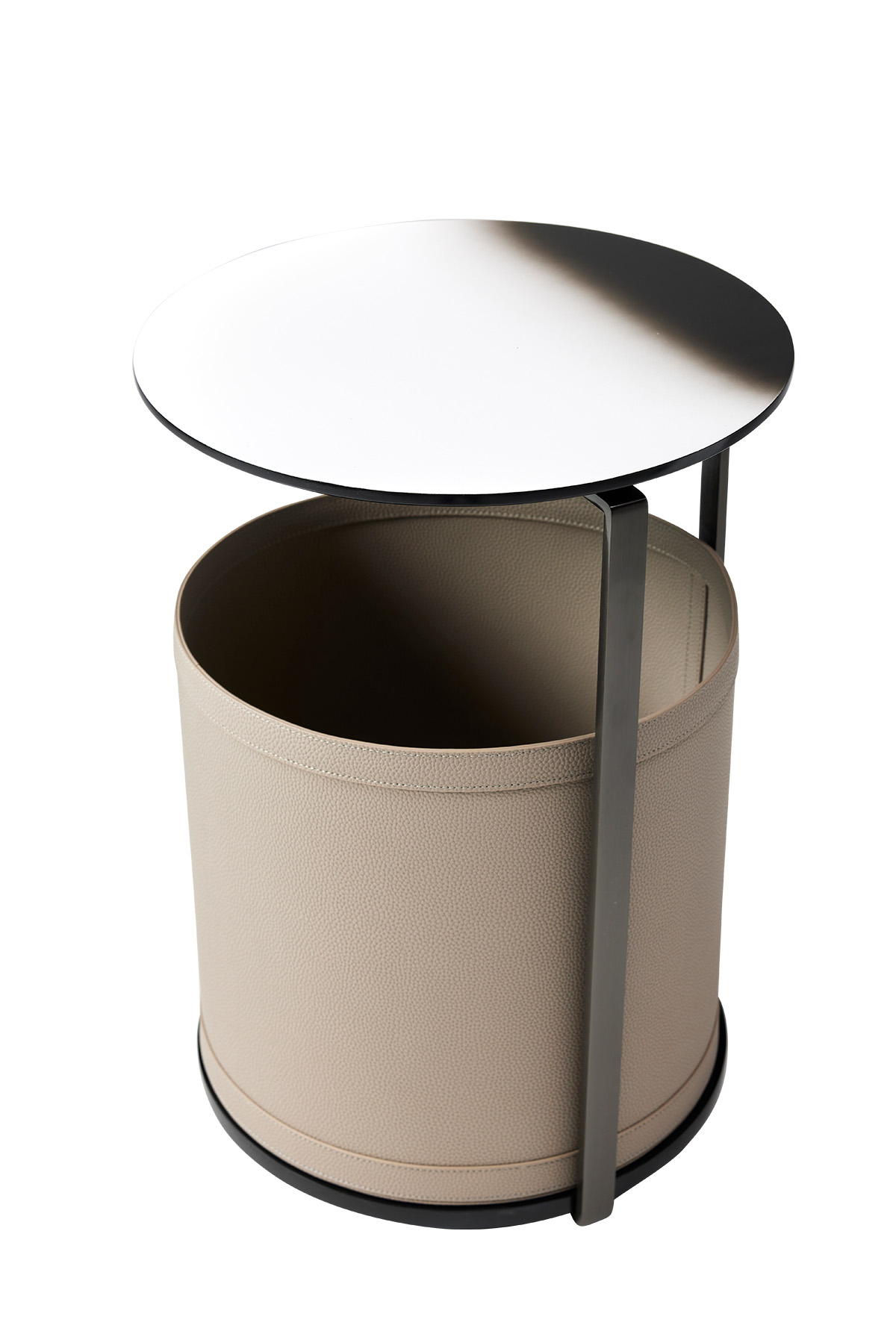 테이블과 수납을 동시에 담은 원형 일체형 테이블