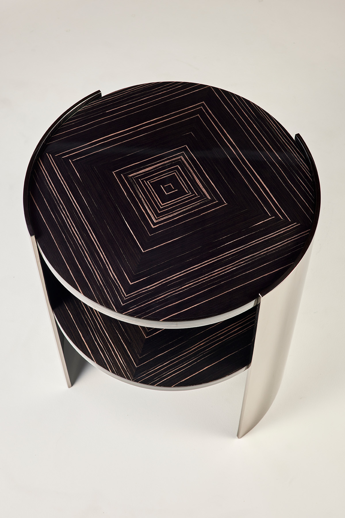 2단 레이어 공간에 깊이를 더하는 입체 구조 테이블