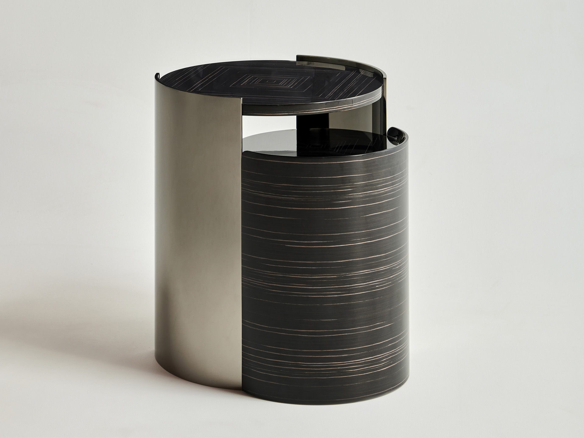 2단 레이어 공간에 깊이를 더하는 입체 구조 테이블