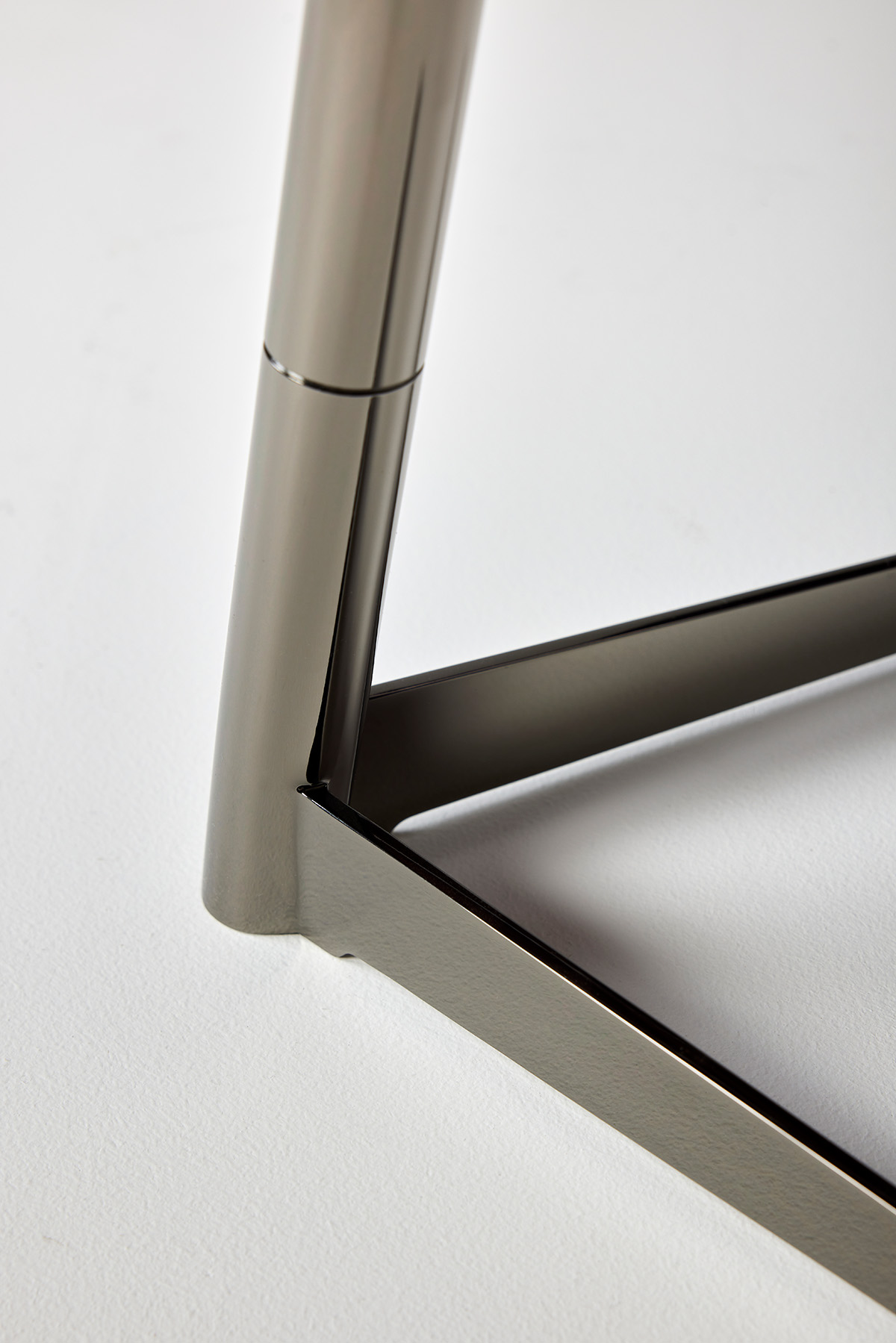 견고하고 흔들림 없는 메탈 프레임 테이블