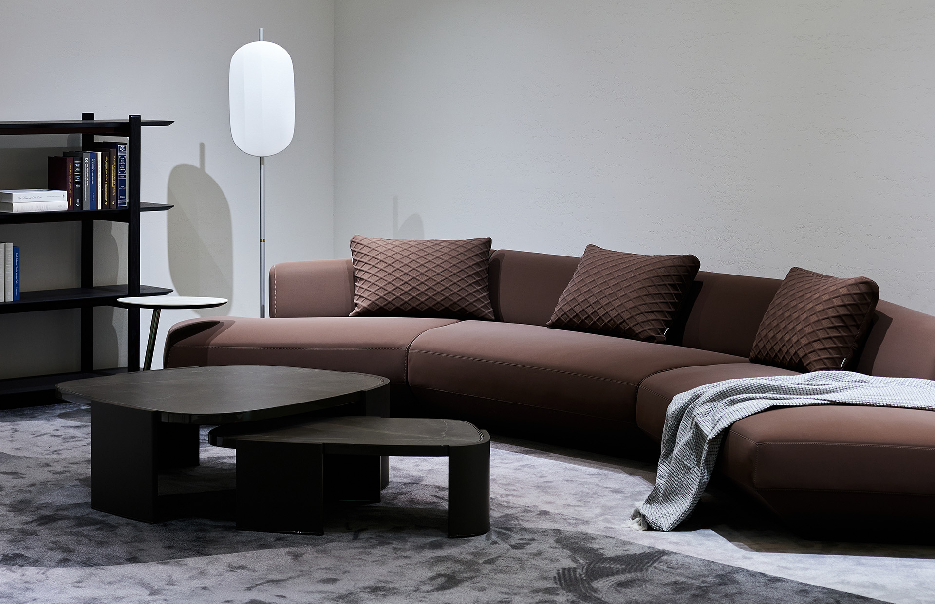 견고하고 흔들림 없는 메탈 프레임 테이블