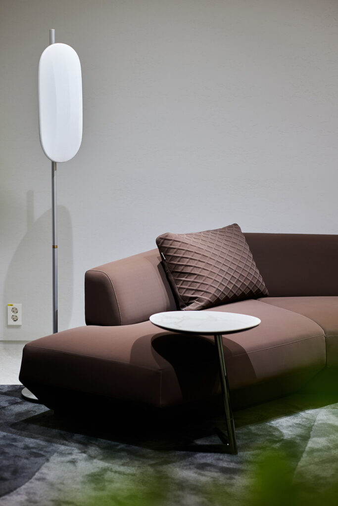 pivot_table_13 견고하고 흔들림 없는 메탈 프레임 테이블