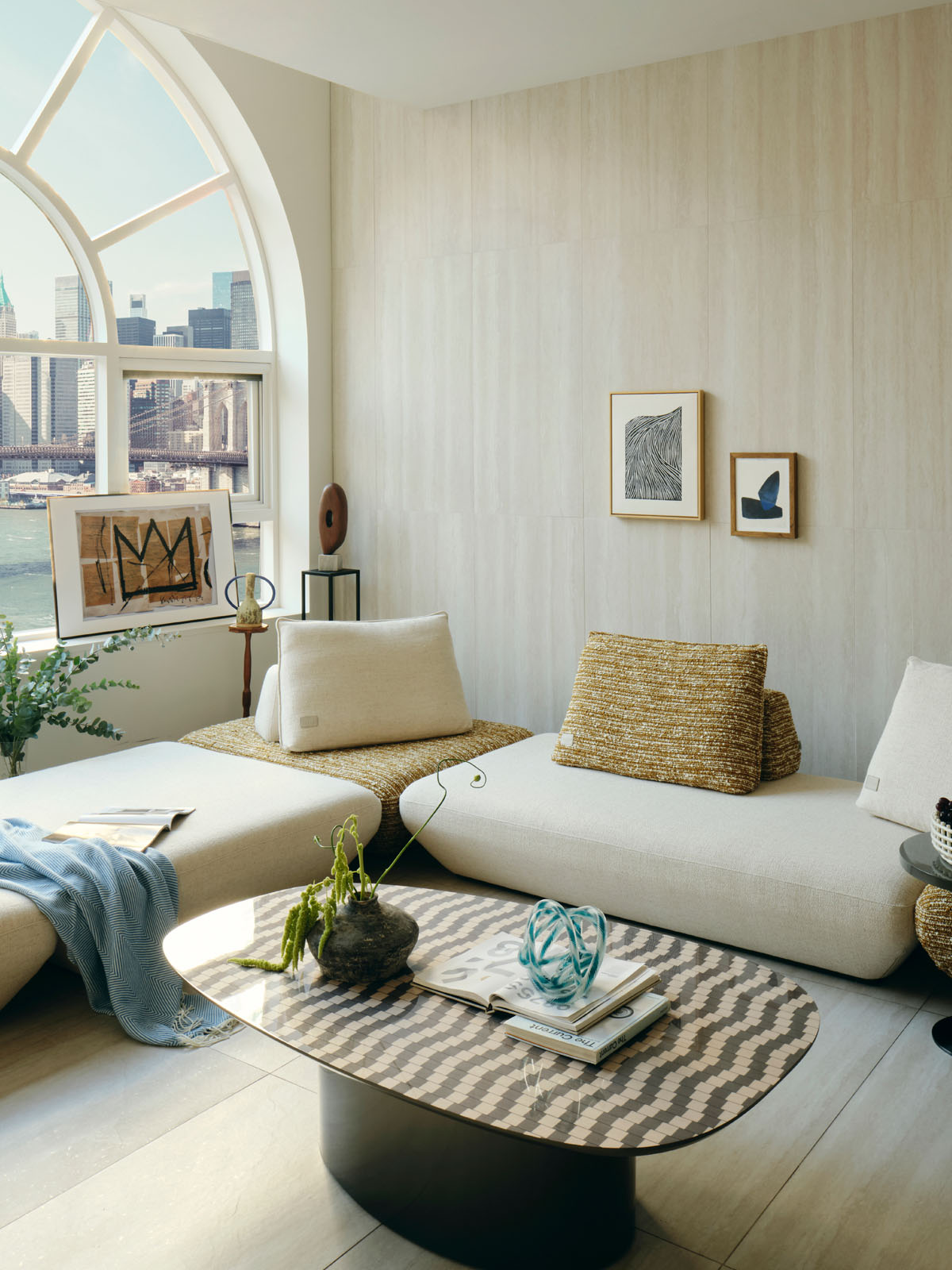 공간에 잔잔한 리듬을 더하는 물결 패턴 테이블