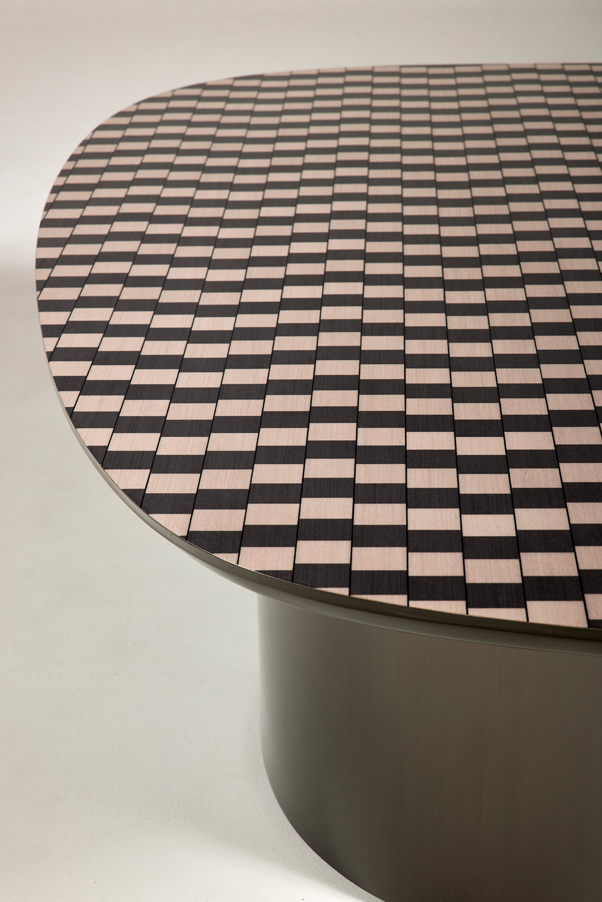 공간에 잔잔한 리듬을 더하는 물결 패턴 테이블