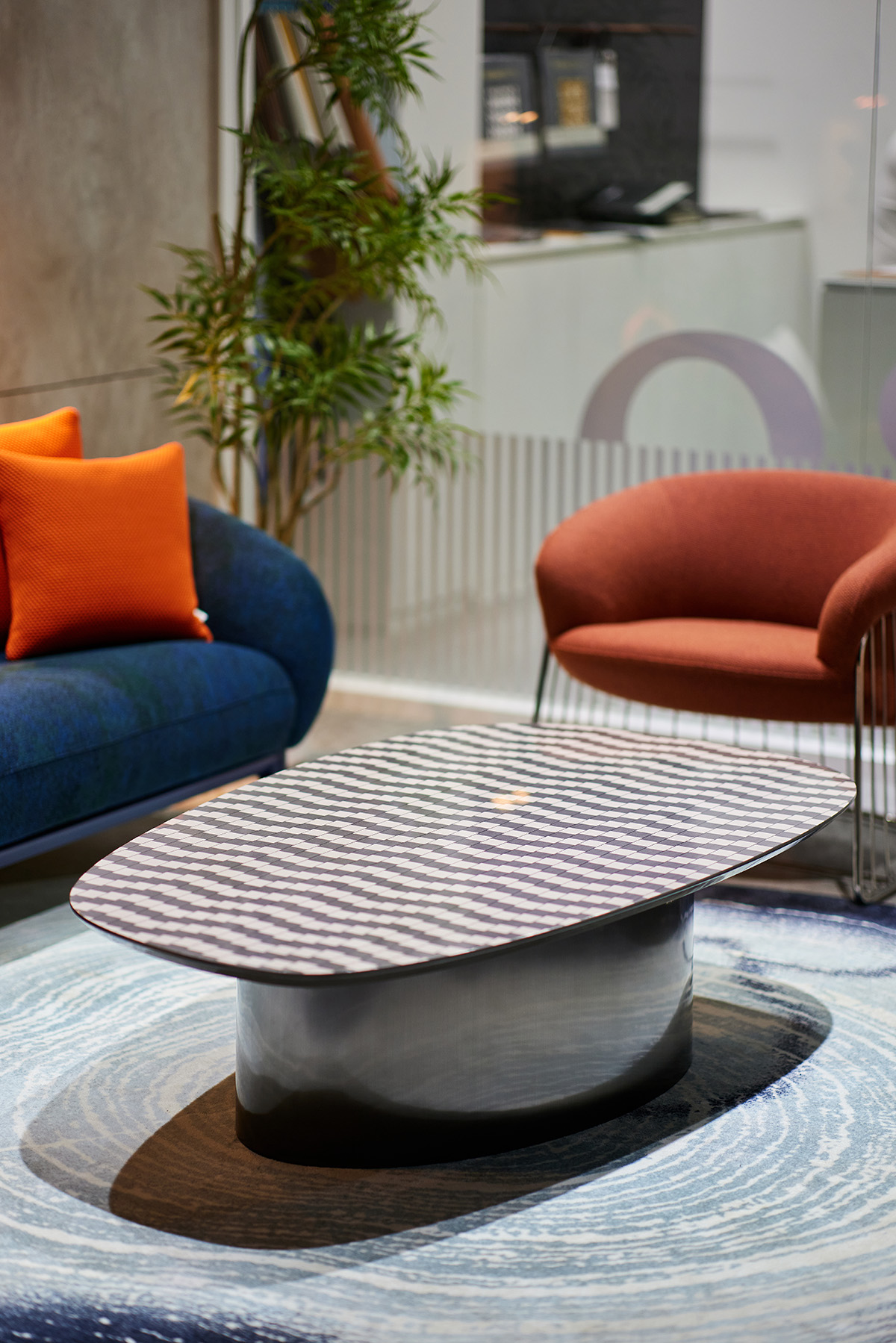 공간에 잔잔한 리듬을 더하는 물결 패턴 테이블