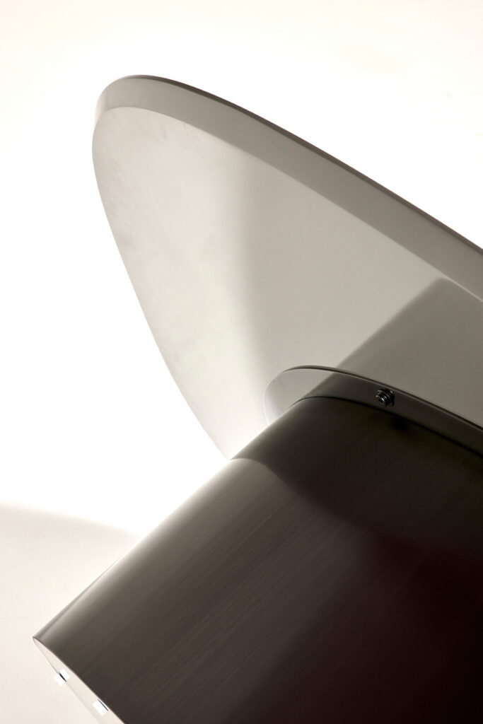 riffle_table_06 공간에 잔잔한 리듬을 더하는 물결 패턴 테이블