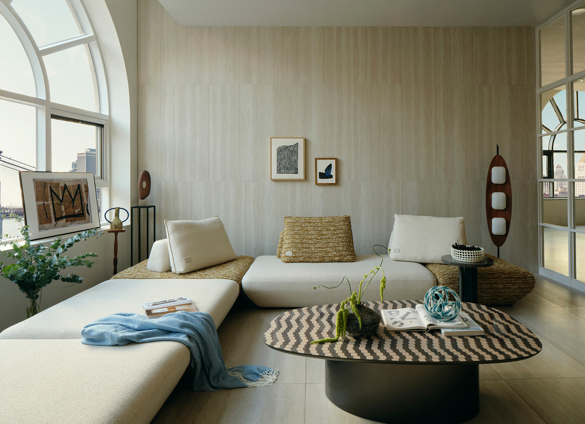 공간에 잔잔한 리듬을 더하는 물결 패턴 테이블