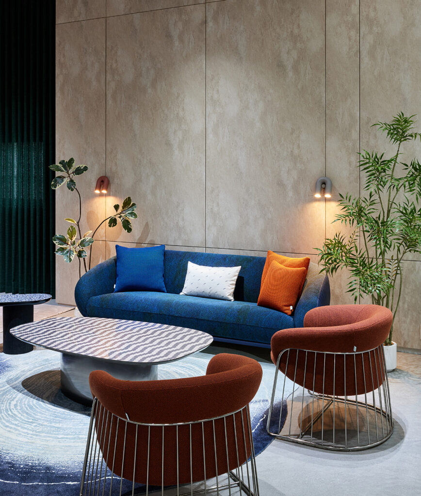 riffle_table_08 공간에 잔잔한 리듬을 더하는 물결 패턴 테이블