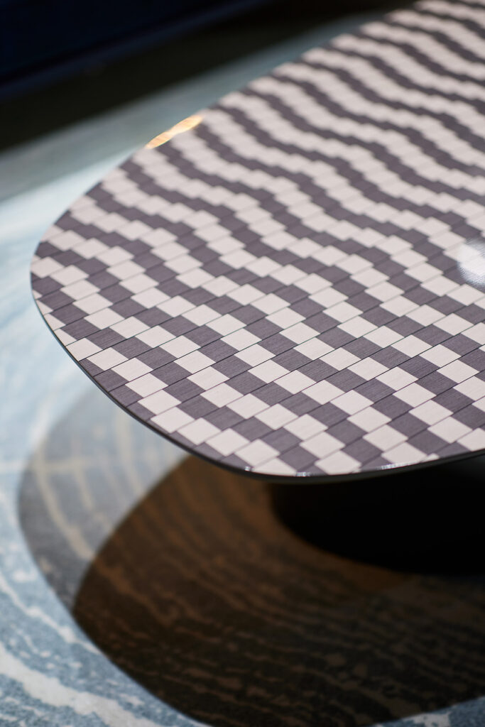 riffle_table_09 공간에 잔잔한 리듬을 더하는 물결 패턴 테이블