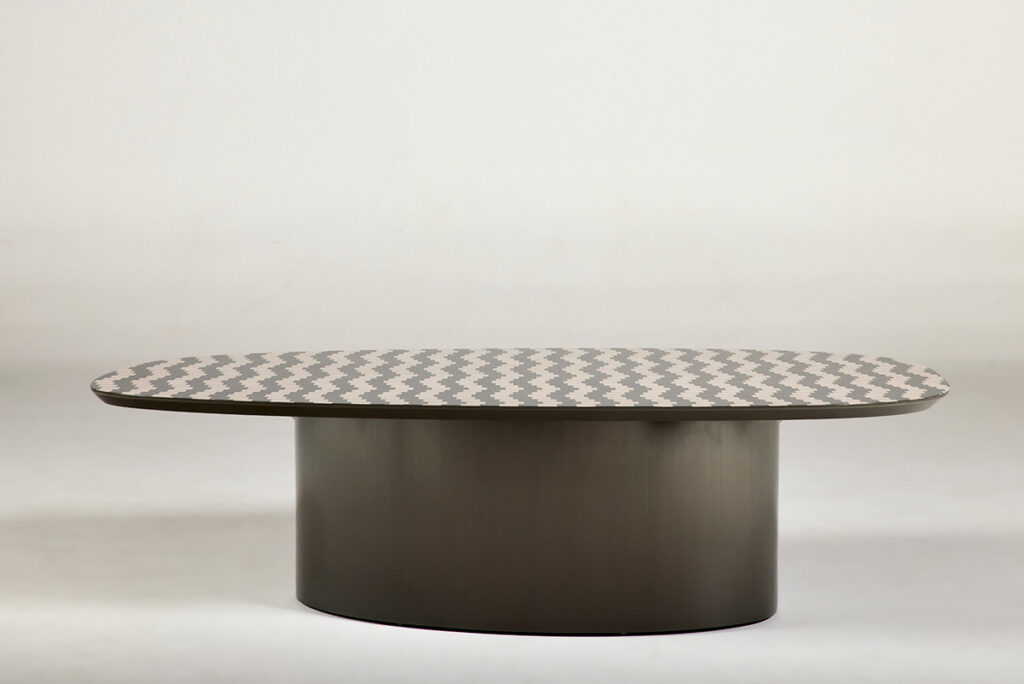 riffle_table_10 공간에 잔잔한 리듬을 더하는 물결 패턴 테이블