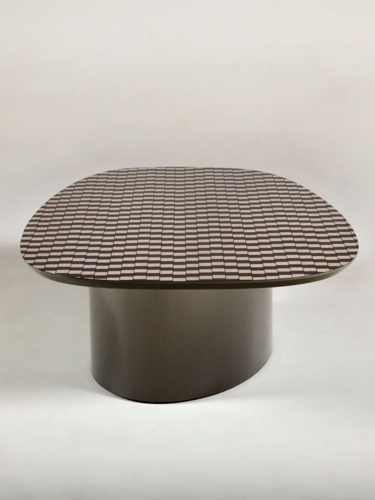 riffle_table_11 공간에 잔잔한 리듬을 더하는 물결 패턴 테이블