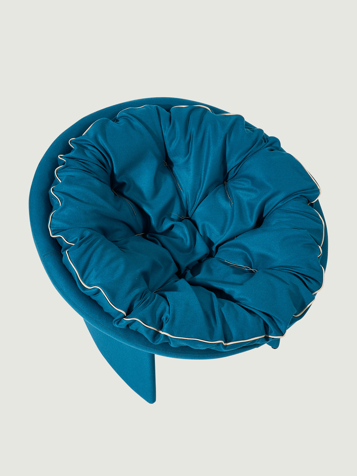 구름처럼 부드럽고 아늑한 착석감으로 하루의 피로를 풀어주는 라운지 체어