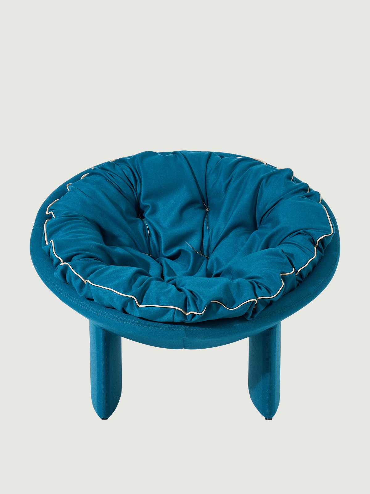 구름처럼 부드럽고 아늑한 착석감으로 하루의 피로를 풀어주는 라운지 체어