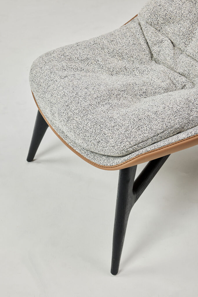 sela_11 여유로운 좌방석 너비와 높은 등방석으로 최적의 편안함을 구현한 인체공학적 디자인