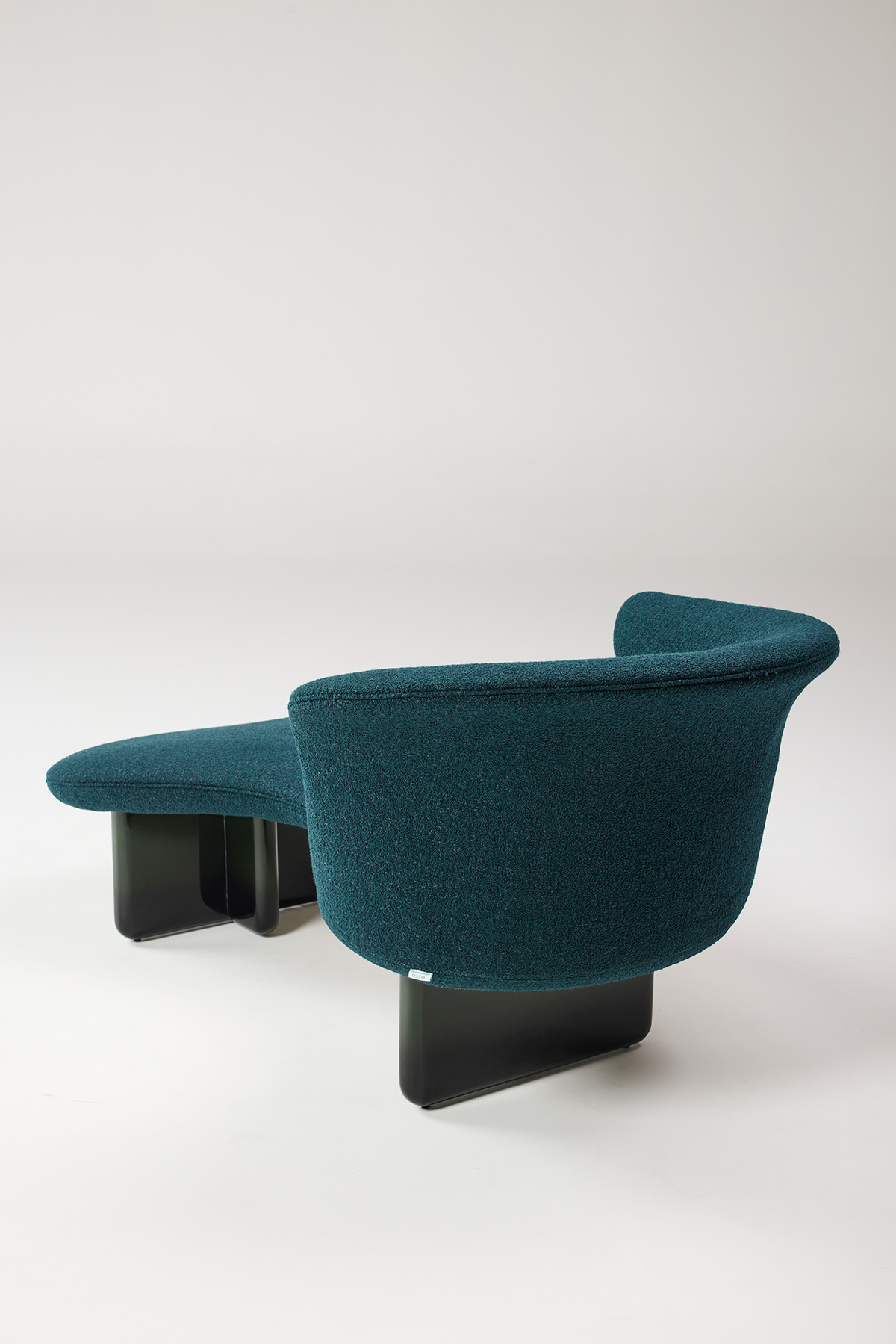 조형미를 극대화한유기적 곡선 실루엣 체어