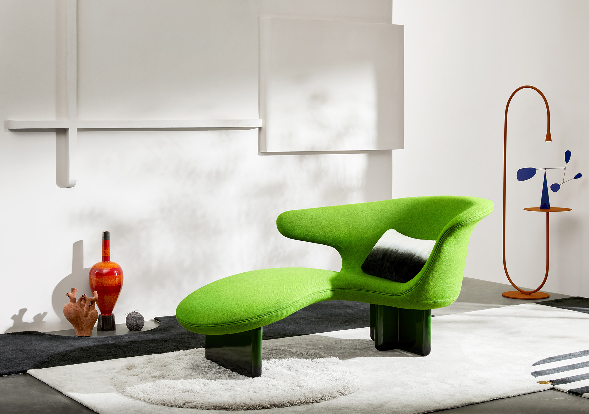 조형미를 극대화한유기적 곡선 실루엣 체어