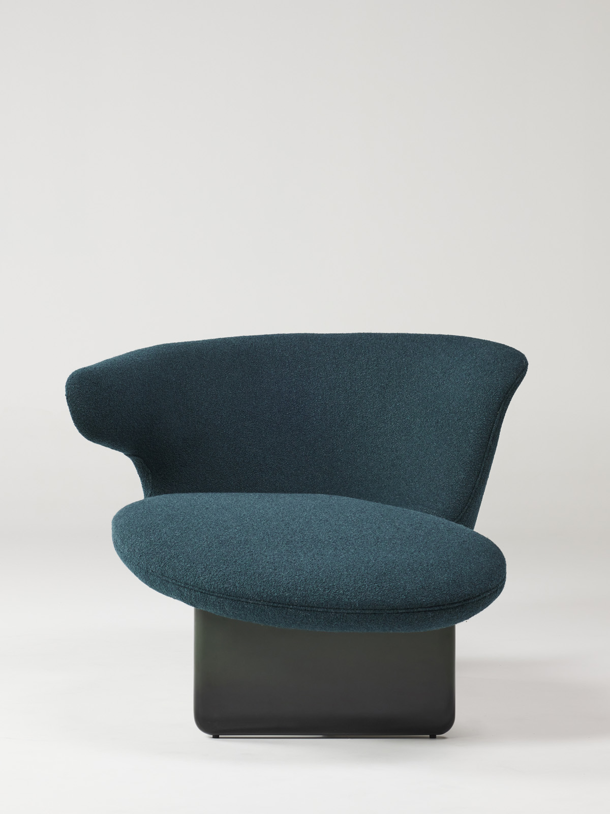 조형미를 극대화한유기적 곡선 실루엣 체어