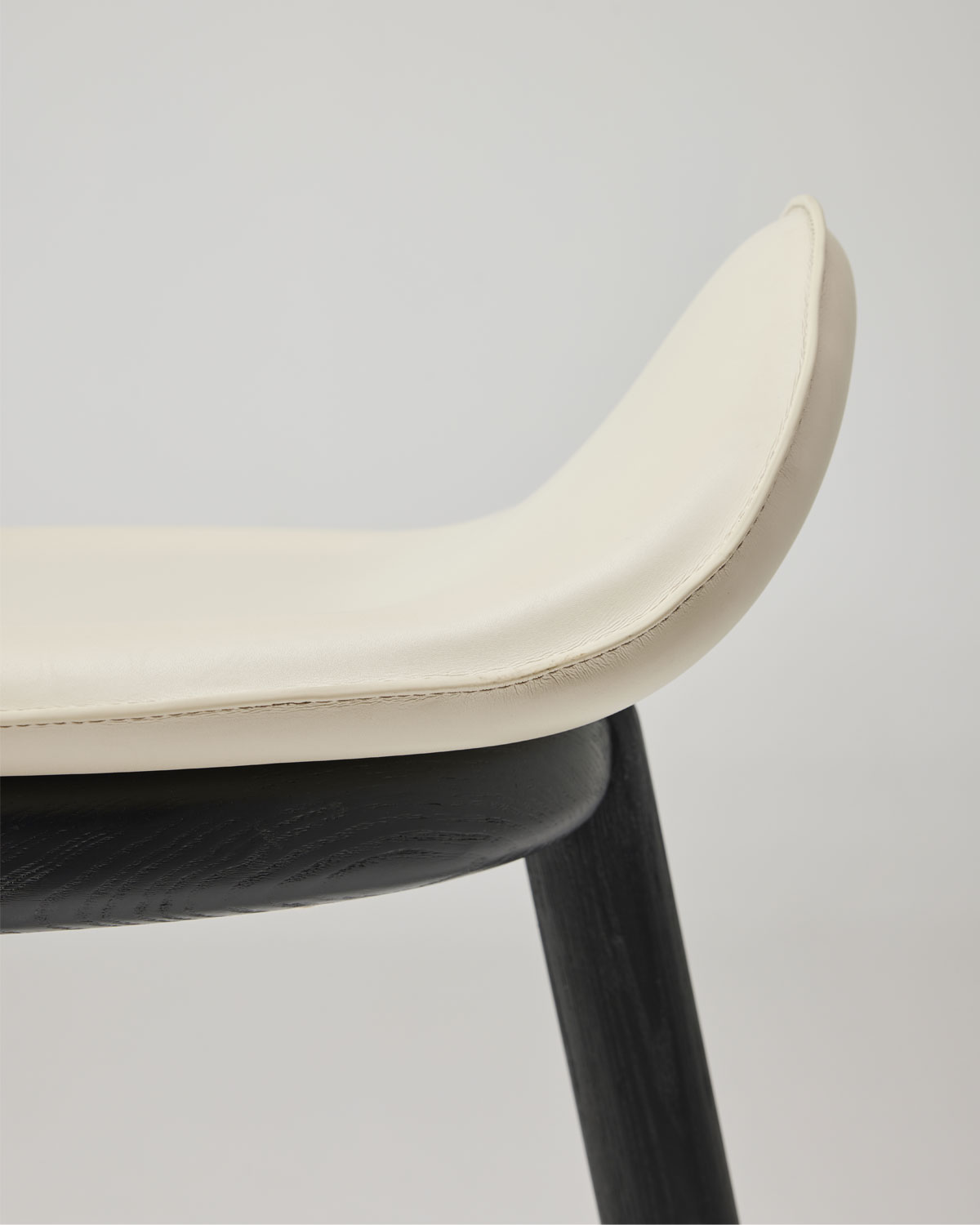 SHELL BAR CHAIR 쉘 바스툴