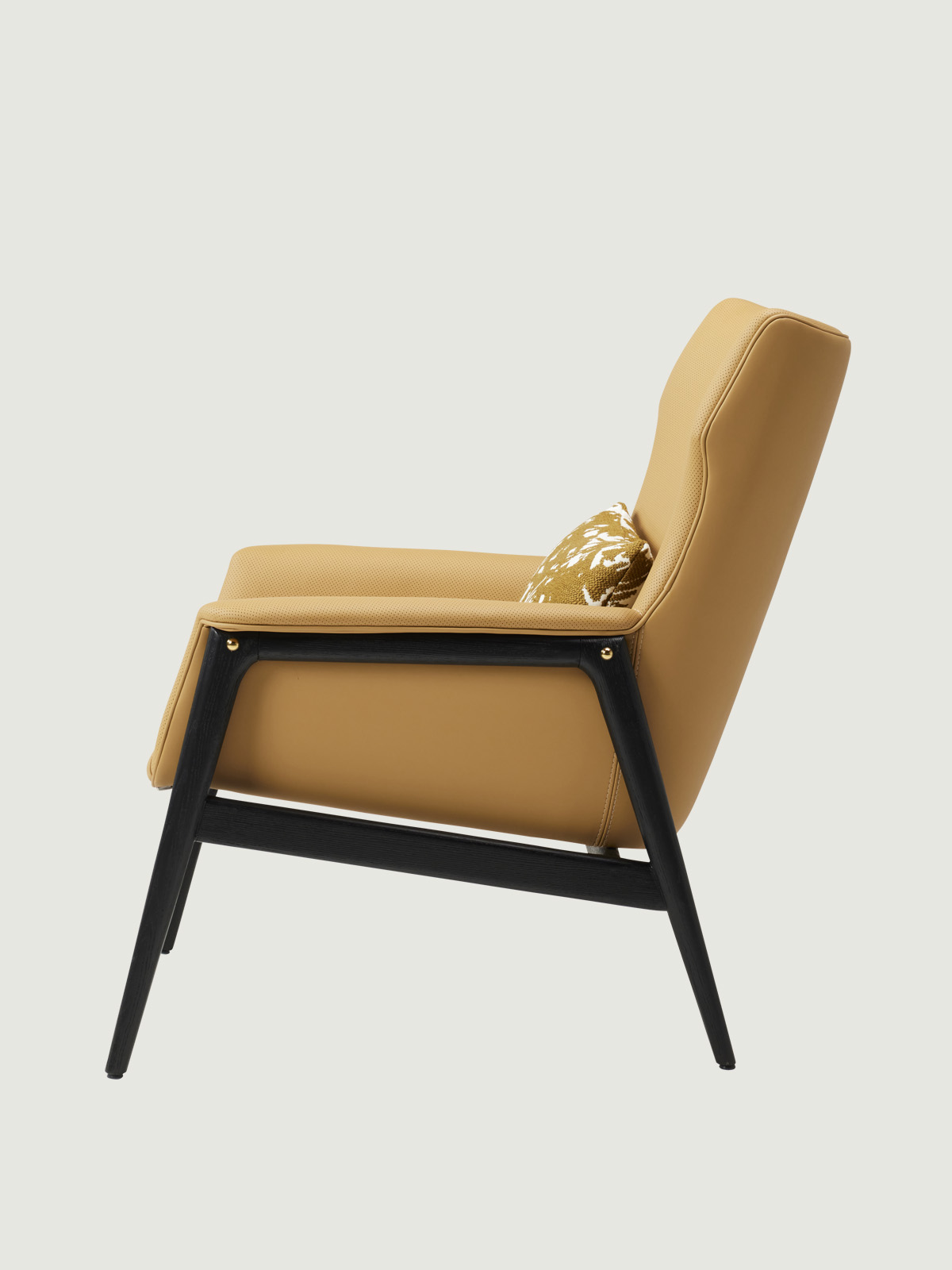 일체형 쉘 구조로 완성된 안정적인 체어