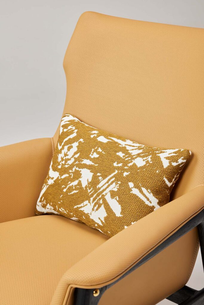 sum_chair_06 일체형 쉘 구조로 완성된 안정적인 체어