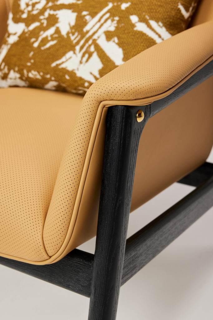 sum_chair_08 일체형 쉘 구조로 완성된 안정적인 체어