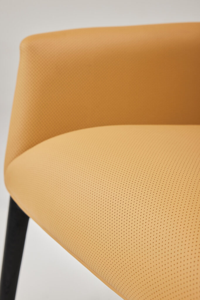 sum_chair_09 일체형 쉘 구조로 완성된 안정적인 체어