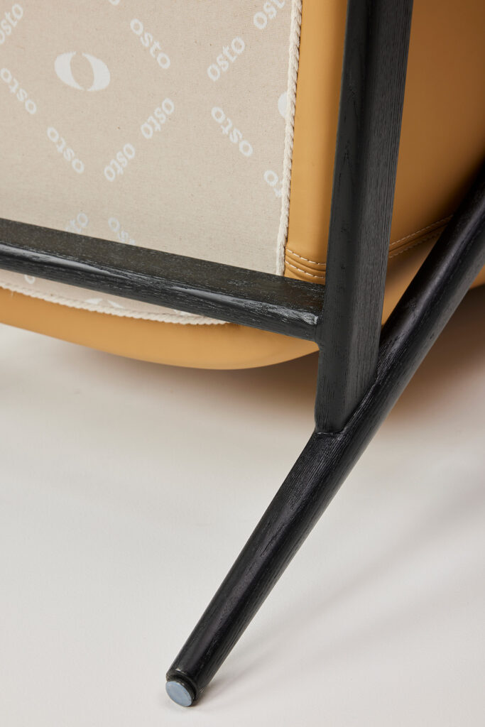 sum_chair_10 일체형 쉘 구조로 완성된 안정적인 체어