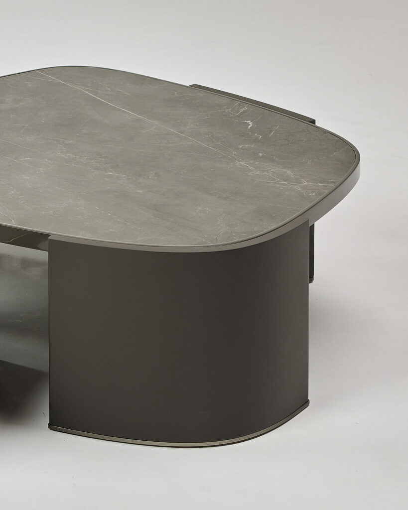 arce_prime_sofa_table_04 볼륨감 있는 곡선 상판과 대담한 구조의 테이블