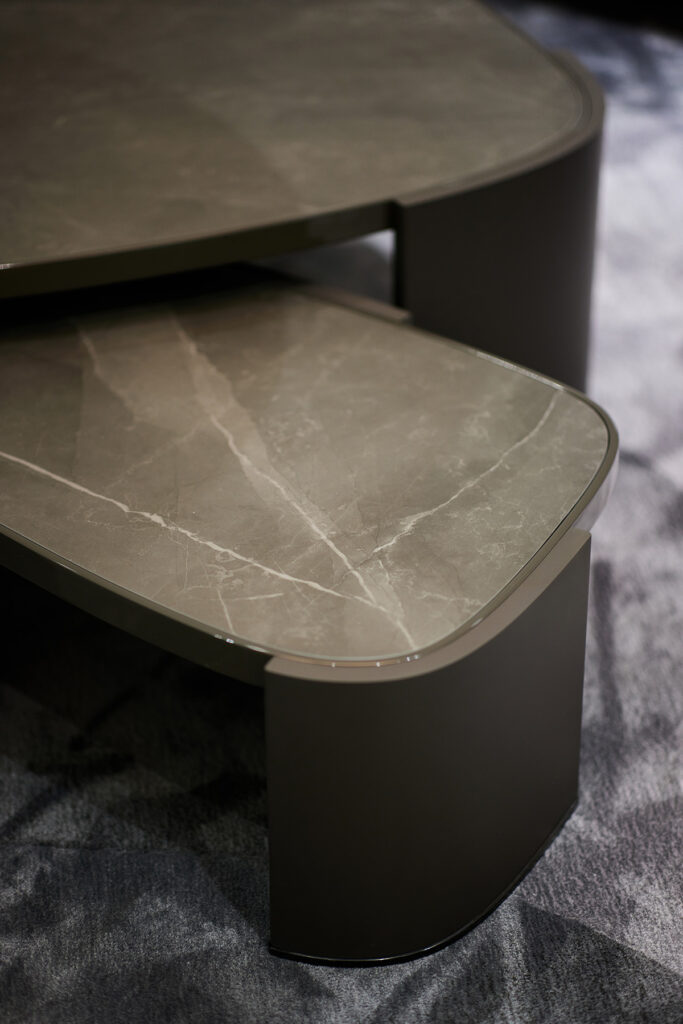 arce_prime_sofa_table_06 볼륨감 있는 곡선 상판과 대담한 구조의 테이블