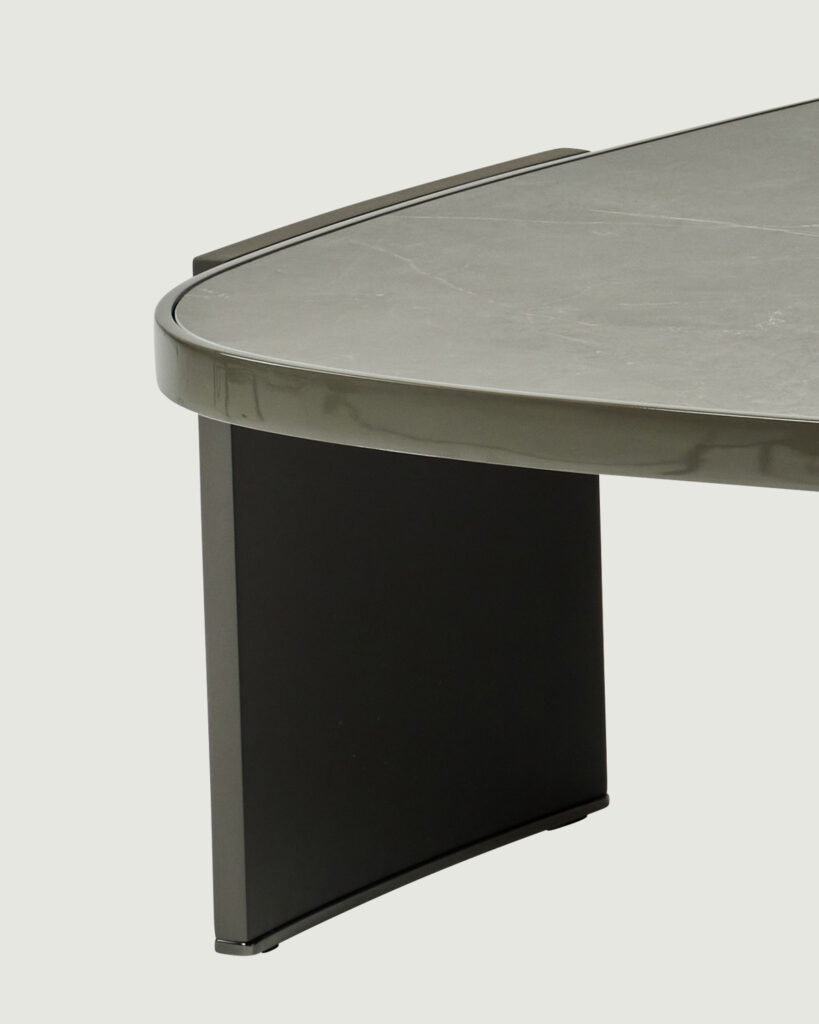 arce_prime_sofa_table_08 볼륨감 있는 곡선 상판과 대담한 구조의 테이블