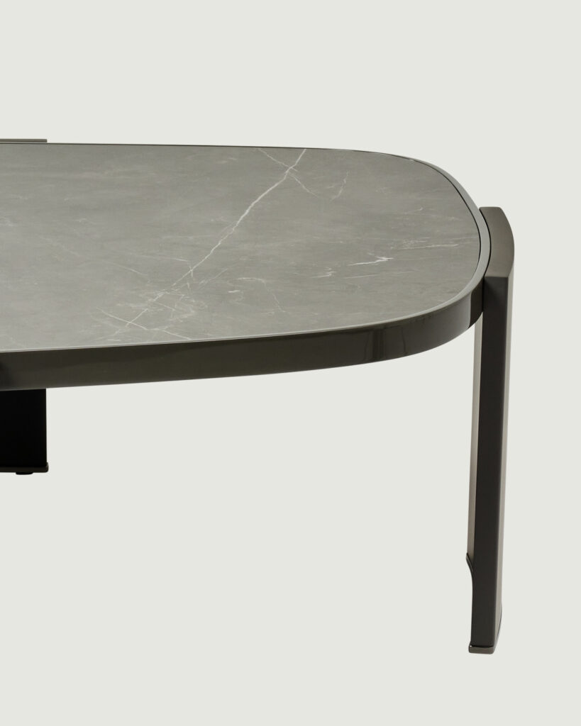 arce_prime_sofa_table_10 볼륨감 있는 곡선 상판과 대담한 구조의 테이블