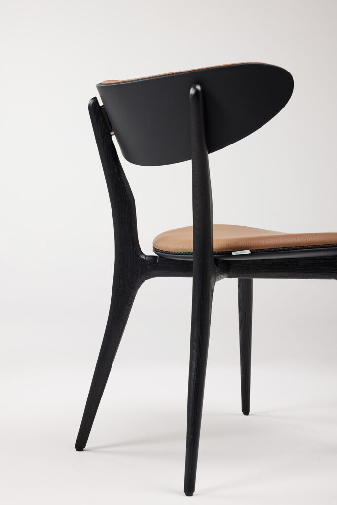 celavie_dining_chair_10 등을 감싸는 곡선형 등판 다이닝체어