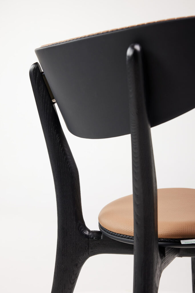 celavie_dining_chair_11 등을 감싸는 곡선형 등판 다이닝체어