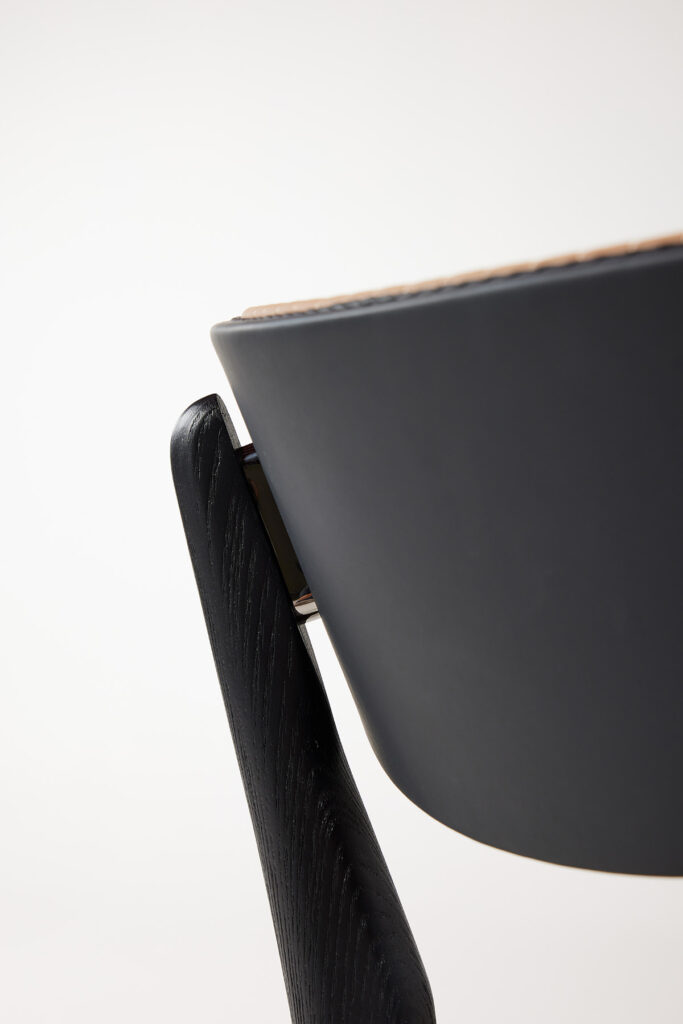 celavie_dining_chair_12 등을 감싸는 곡선형 등판 다이닝체어