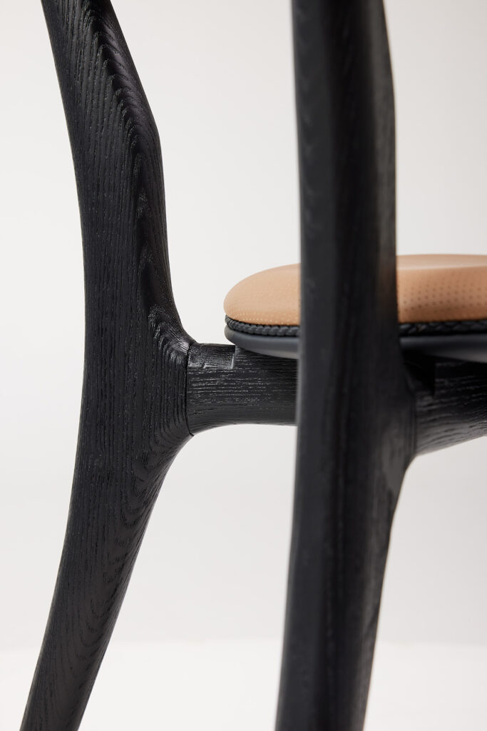 celavie_dining_chair_13 등을 감싸는 곡선형 등판 다이닝체어