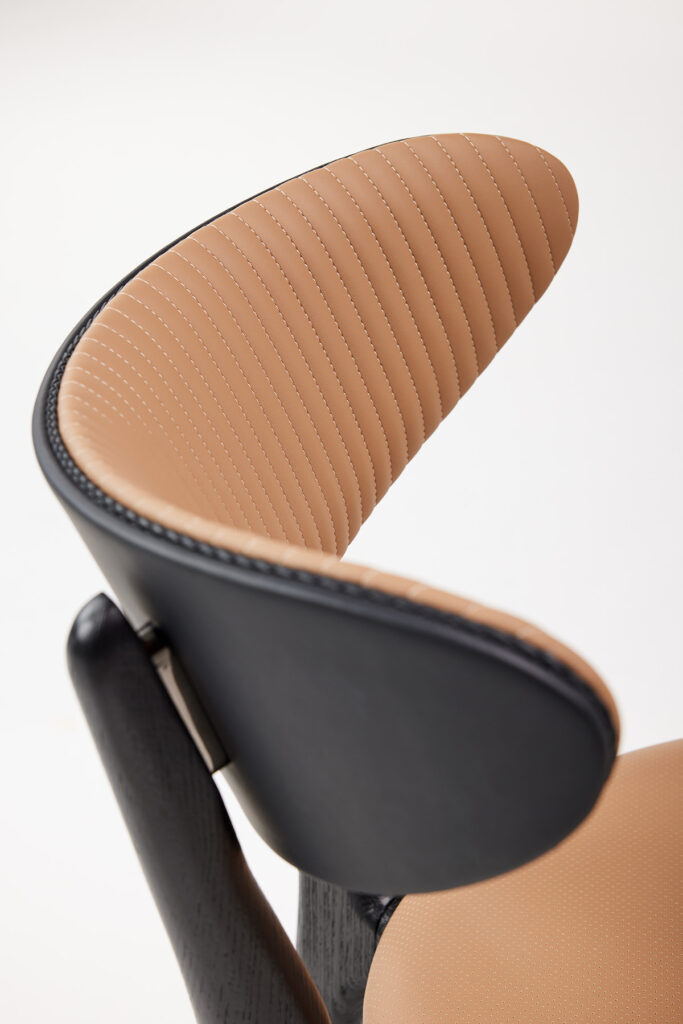 celavie_dining_chair_14 등을 감싸는 곡선형 등판 다이닝체어