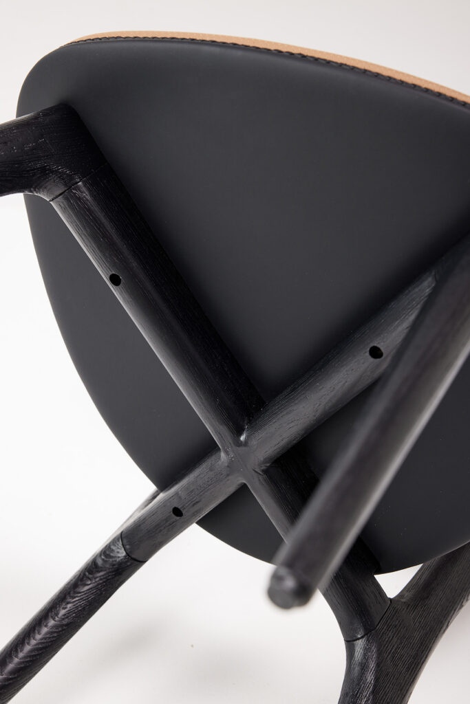 celavie_dining_chair_15 등을 감싸는 곡선형 등판 다이닝체어