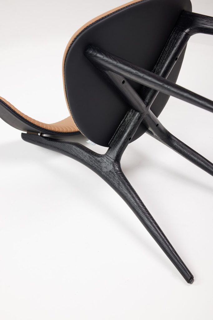 celavie_dining_chair_16 등을 감싸는 곡선형 등판 다이닝체어