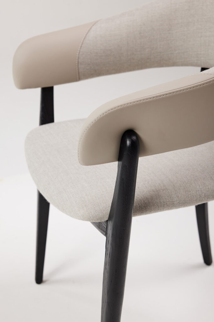 corelle_dining_chair_11 등판에서 팔걸이까지 이어지는 곡선 라인의 체어