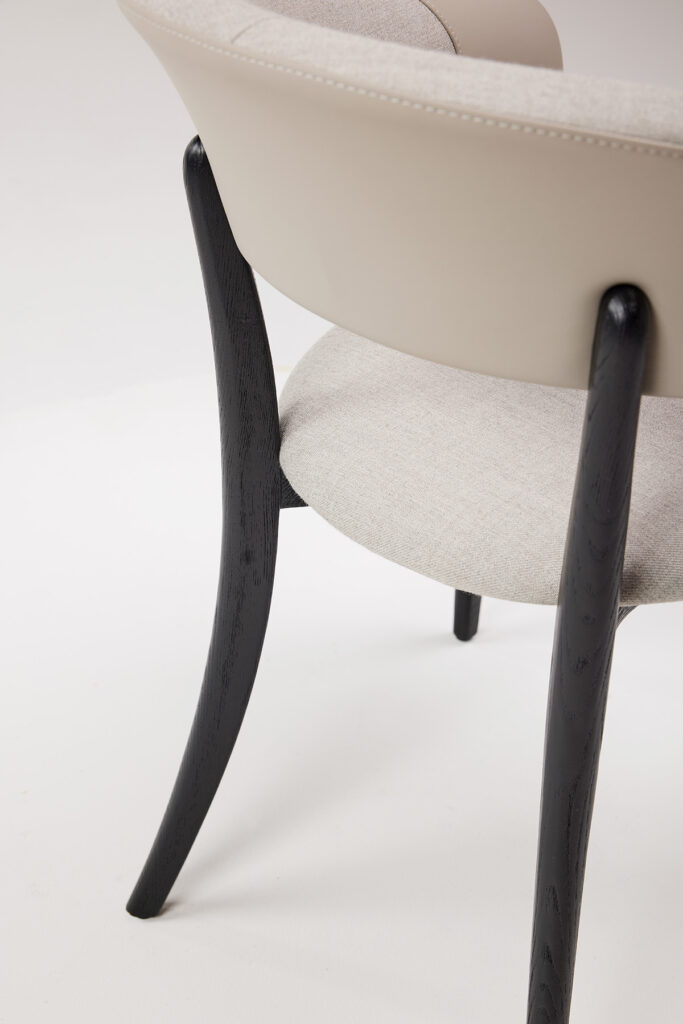 corelle_dining_chair_12 등판에서 팔걸이까지 이어지는 곡선 라인의 체어