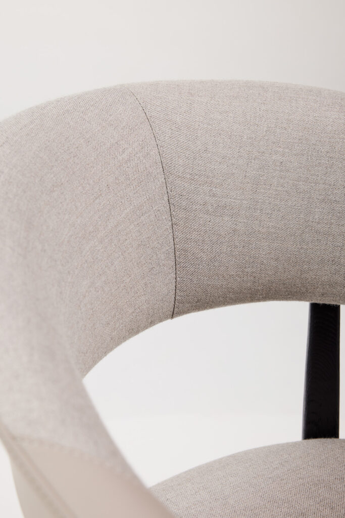 corelle_dining_chair_13 등판에서 팔걸이까지 이어지는 곡선 라인의 체어