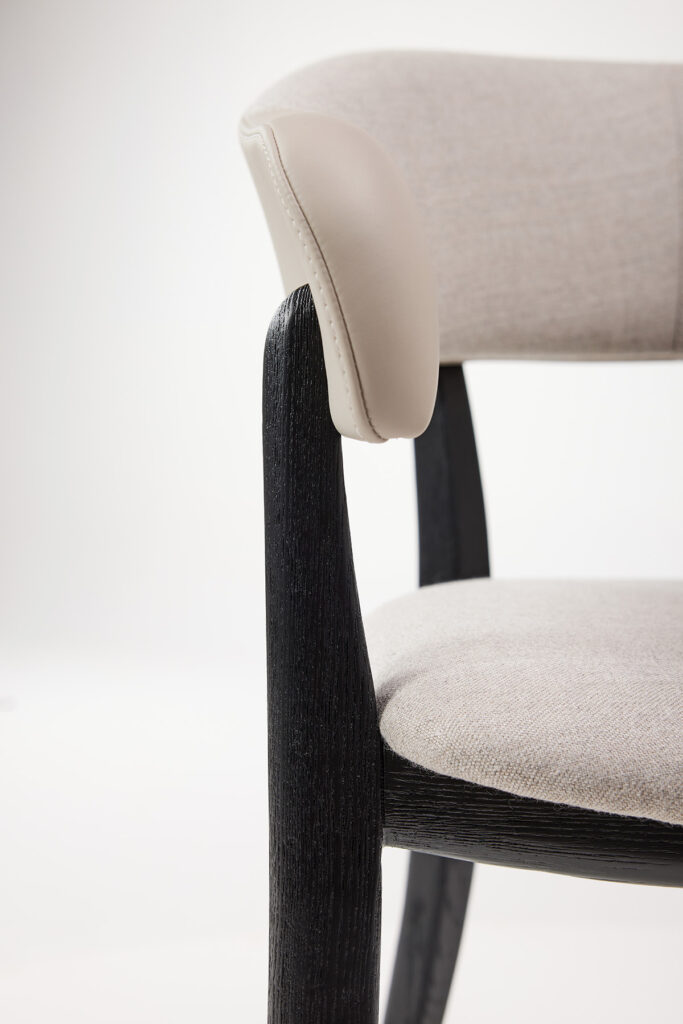 corelle_dining_chair_14 등판에서 팔걸이까지 이어지는 곡선 라인의 체어