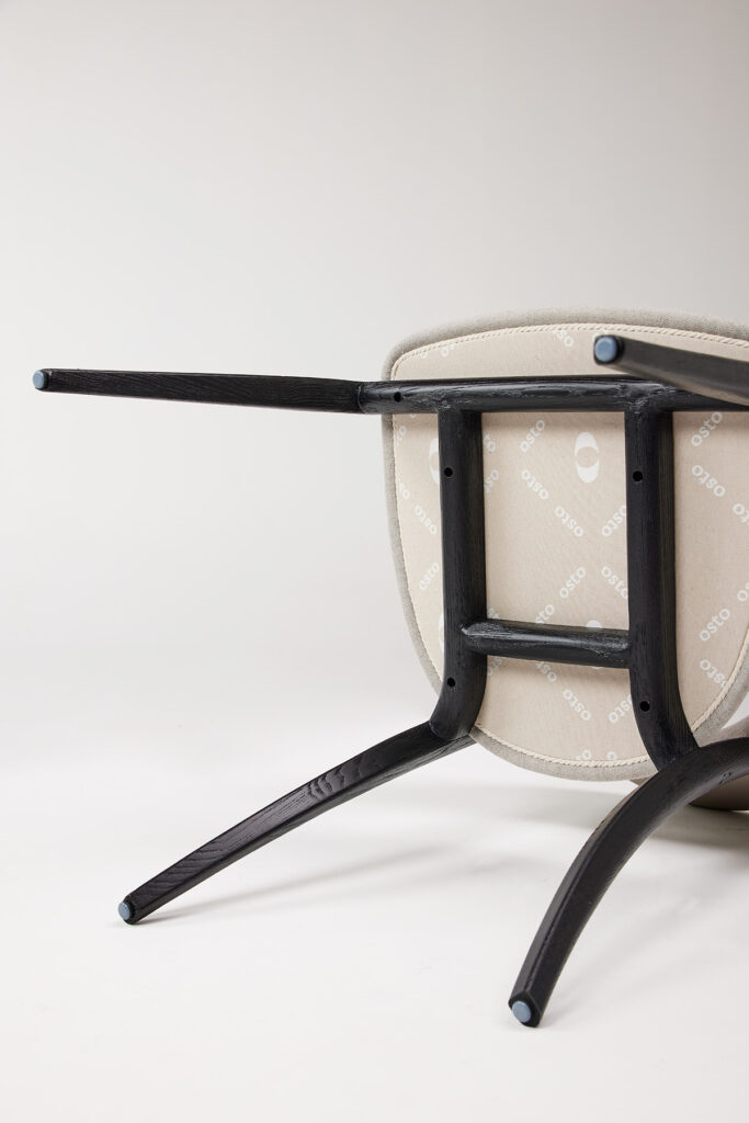 corelle_dining_chair_15 등판에서 팔걸이까지 이어지는 곡선 라인의 체어