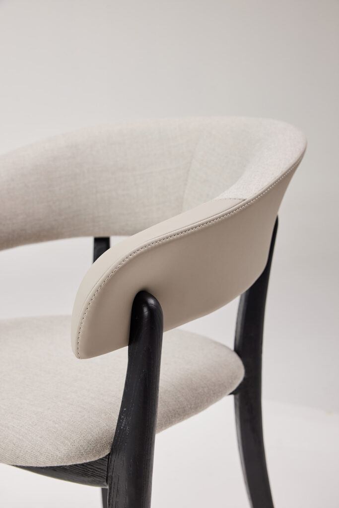 corelle_dining_chair_17 등판에서 팔걸이까지 이어지는 곡선 라인의 체어