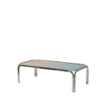 컬러 그라데이션 유리 상판과 라운딩된 메탈 프레임 테이블