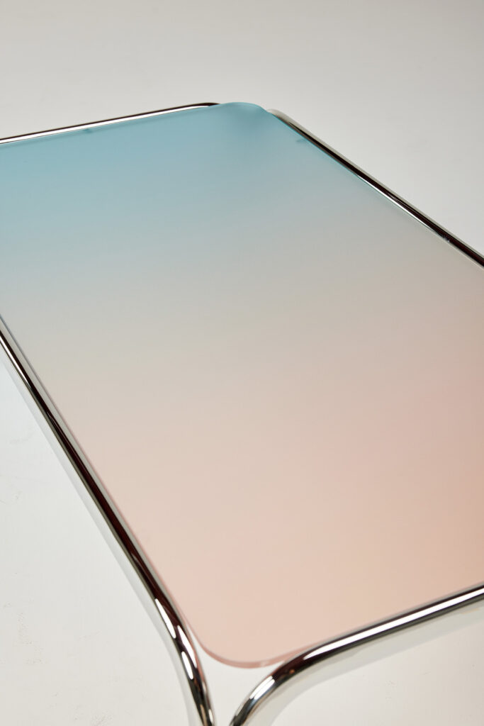 lumina_sofa_table_04 컬러 그라데이션 유리 상판과 라운딩된 메탈 프레임 테이블